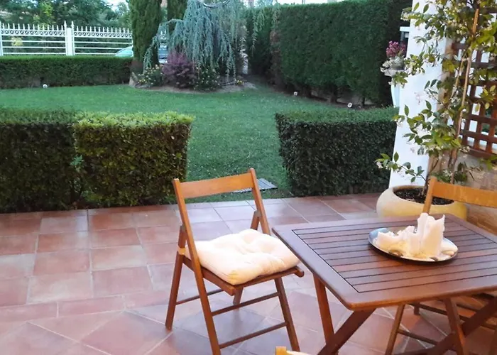 Luxurious Independent And Garden Semesterbostad