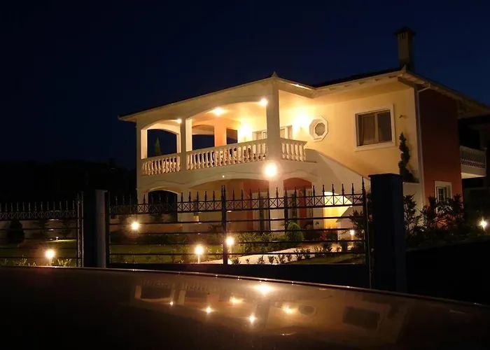Semesterbostad Luxurious Independent And Garden *
