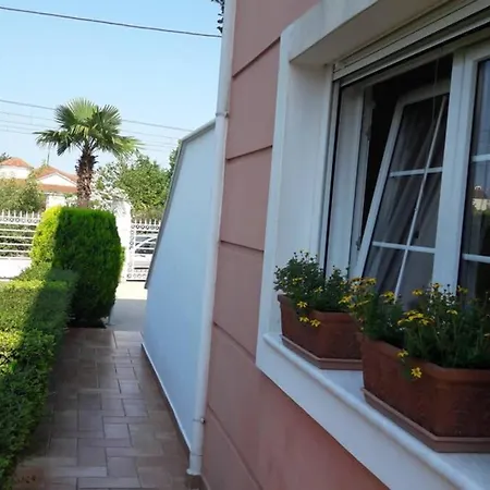 Luxurious Independent And Garden