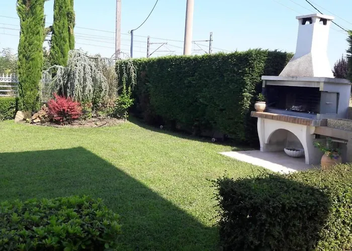 Luxurious Independent And Garden Hébergement de vacances Leptokaryá