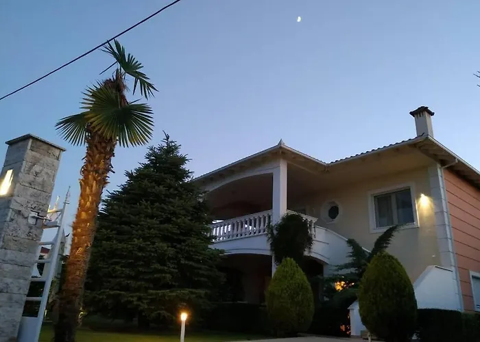 Luxurious Independent And Garden Leptokaryá
